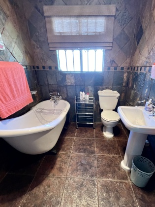 Kroonstad, 4 Bedrooms Bedrooms, ,2 BathroomsBathrooms,House,For Sale,1367