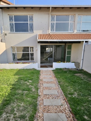 Kroonstad, 3 Bedrooms Bedrooms, ,2 BathroomsBathrooms,Townhouse,For Sale,1370