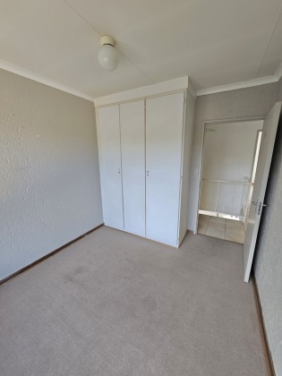 Kroonstad, 3 Bedrooms Bedrooms, ,2 BathroomsBathrooms,Townhouse,For Sale,1370