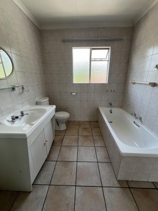 Kroonstad, 3 Bedrooms Bedrooms, ,2 BathroomsBathrooms,Townhouse,For Sale,1370
