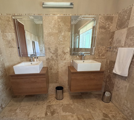 Kroonstad, 5 Bedrooms Bedrooms, ,3 BathroomsBathrooms,House,For Sale,1373
