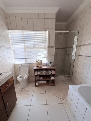 Kroonstad, 5 Bedrooms Bedrooms, ,3 BathroomsBathrooms,House,For Sale,1373