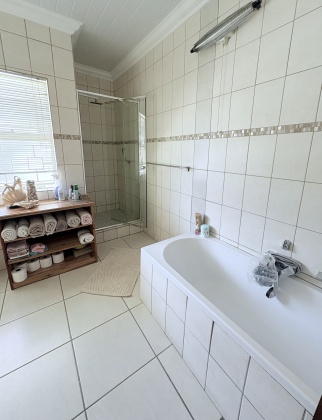 Kroonstad, 5 Bedrooms Bedrooms, ,3 BathroomsBathrooms,House,For Sale,1373