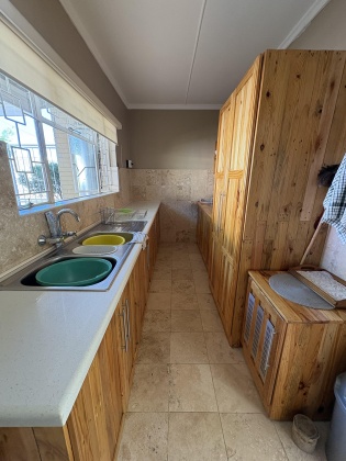 Kroonstad, 5 Bedrooms Bedrooms, ,3 BathroomsBathrooms,House,For Sale,1373