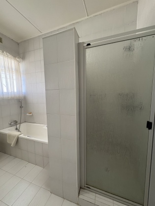 Kroonstad, 4 Bedrooms Bedrooms, ,2 BathroomsBathrooms,House,For Sale,1442