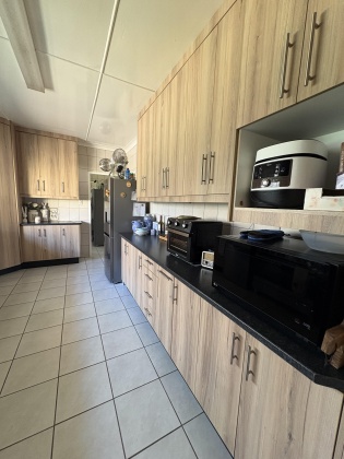 Kroonstad, 4 Bedrooms Bedrooms, ,3 BathroomsBathrooms,House,For Sale,1449