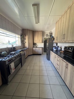 Kroonstad, 4 Bedrooms Bedrooms, ,3 BathroomsBathrooms,House,For Sale,1449