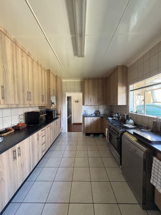 Kroonstad, 4 Bedrooms Bedrooms, ,3 BathroomsBathrooms,House,For Sale,1449