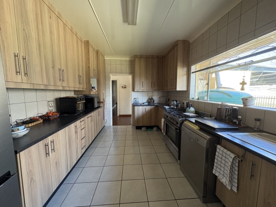 Kroonstad, 4 Bedrooms Bedrooms, ,3 BathroomsBathrooms,House,For Sale,1449
