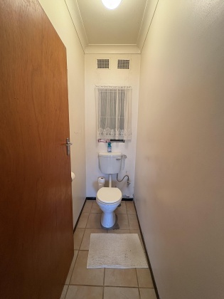 Kroonstad, 4 Bedrooms Bedrooms, ,3 BathroomsBathrooms,House,For Sale,1449