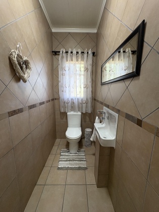 Kroonstad, 6 Bedrooms Bedrooms, ,3 BathroomsBathrooms,House,For Sale,1473