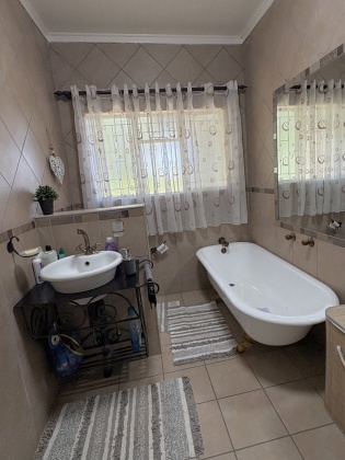 Kroonstad, 6 Bedrooms Bedrooms, ,3 BathroomsBathrooms,House,For Sale,1473