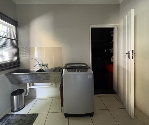 Kroonstad, 6 Bedrooms Bedrooms, ,3 BathroomsBathrooms,House,For Sale,1473