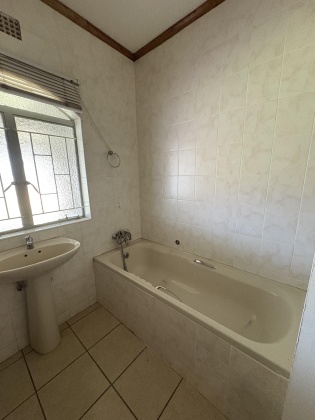Kroonstad, 4 Bedrooms Bedrooms, 0 ,3 BathroomsBathrooms,House,For Sale,0,1488