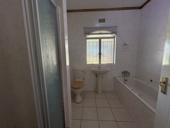 Kroonstad, 4 Bedrooms Bedrooms, 0 ,3 BathroomsBathrooms,House,For Sale,0,1488