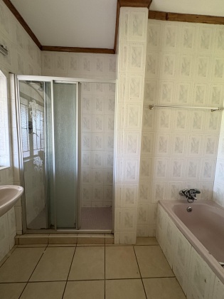 Kroonstad, 4 Bedrooms Bedrooms, 0 ,3 BathroomsBathrooms,House,For Sale,0,1488