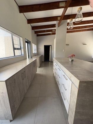 Kroonstad, 3 Bedrooms Bedrooms, ,2 BathroomsBathrooms,House,For Sale,1493