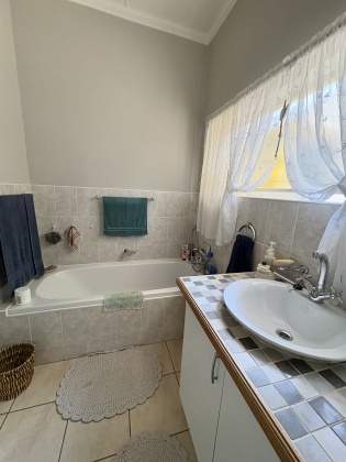 Kroonstad, 4 Bedrooms Bedrooms, ,2 BathroomsBathrooms,House,For Sale,1494