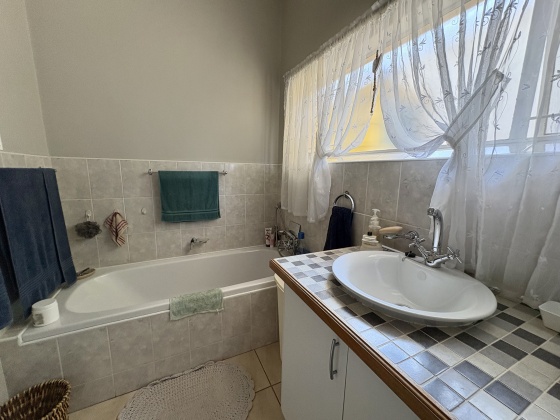 Kroonstad, 4 Bedrooms Bedrooms, ,2 BathroomsBathrooms,House,For Sale,1494