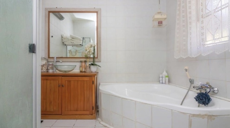 Kroonstad, 4 Bedrooms Bedrooms, ,2 BathroomsBathrooms,House,For Sale,1498