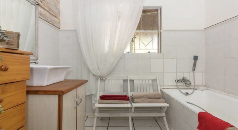 Kroonstad, 4 Bedrooms Bedrooms, ,2 BathroomsBathrooms,House,For Sale,1498