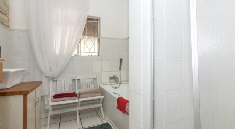 Kroonstad, 4 Bedrooms Bedrooms, ,2 BathroomsBathrooms,House,For Sale,1498