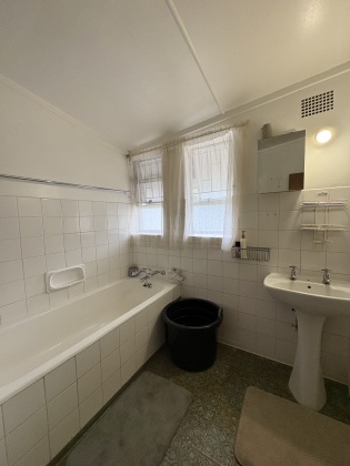 Kroonstad, 4 Bedrooms Bedrooms, 0 ,2 BathroomsBathrooms,House,For Sale,0,1517