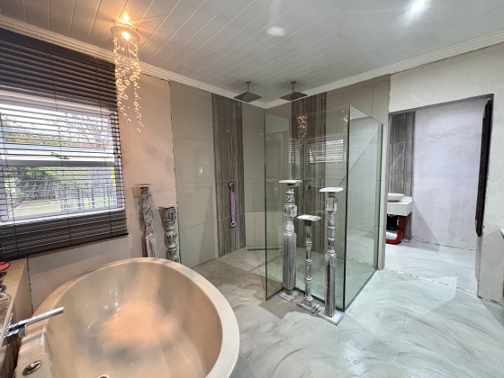 Kroonstad, 6 Bedrooms Bedrooms, 0 ,4 BathroomsBathrooms,House,For Sale,0,1527