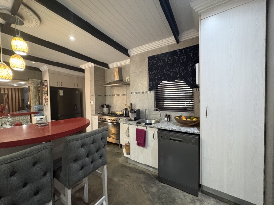 Kroonstad, 6 Bedrooms Bedrooms, 0 ,4 BathroomsBathrooms,House,For Sale,0,1527