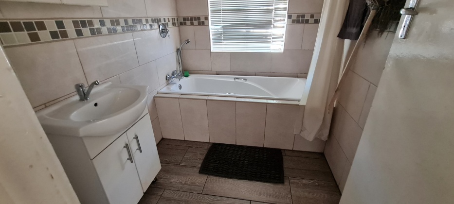 Kroonstad, 4 Bedrooms Bedrooms, 0 ,2 BathroomsBathrooms,House,For Rent,0,1528