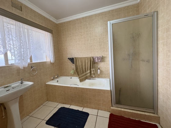 Kroonstad, 3 Bedrooms Bedrooms, 0 ,2 BathroomsBathrooms,House,For Sale,0,1537