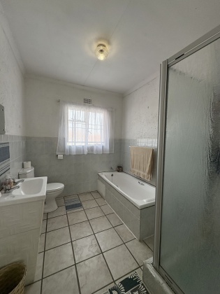 Kroonstad, 3 Bedrooms Bedrooms, 0 ,2 BathroomsBathrooms,Apartment / Flat,For Sale,0,1539