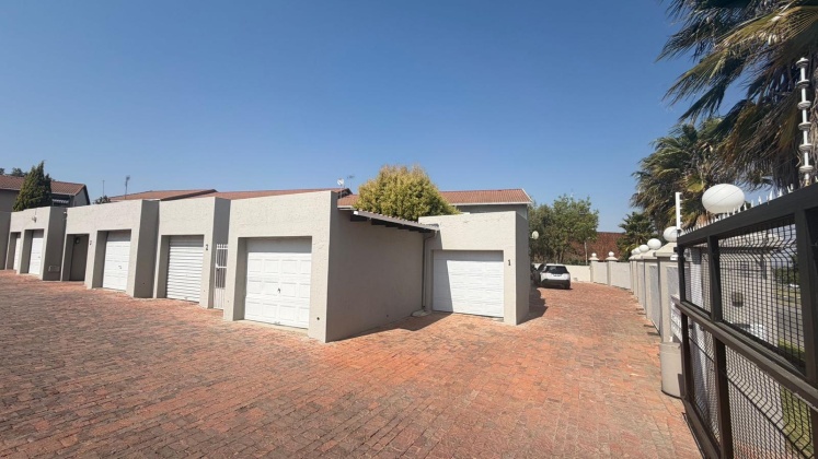 Kroonstad, 3 Bedrooms Bedrooms, 0 ,0,Apartment / Flat,For Sale,0,1559