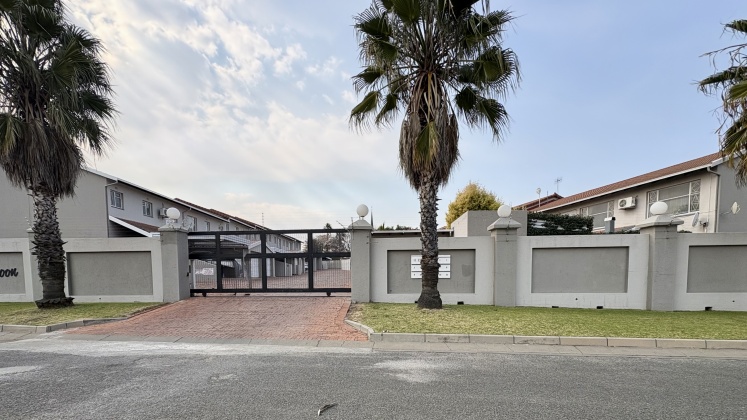 Kroonstad, 3 Bedrooms Bedrooms, 0 ,0,Apartment / Flat,For Sale,0,1559