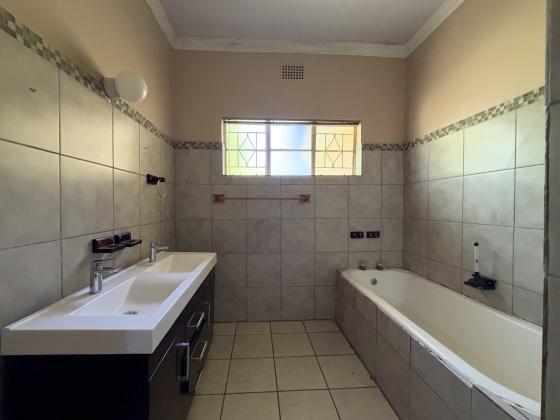 Kroonstad, 4 Bedroom Bedrooms, 0 ,2 BathroomBathrooms,House,For Sale,0,1564