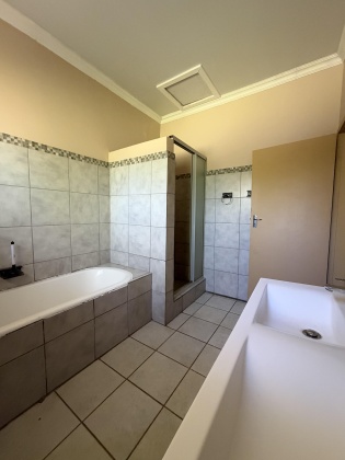 Kroonstad, 4 Bedroom Bedrooms, 0 ,2 BathroomBathrooms,House,For Sale,0,1564